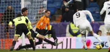 19/12/09 - Cristiano deja sentados a los jugadores del Zaragoza para marcar el quinto gol del Real Madrid.