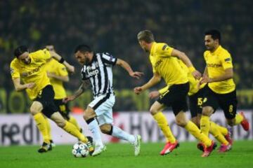 Carlos Tevez entre jugadores del Dortmund.