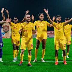 Aubameyang debuta, Míchel duerme líder