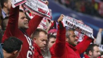 Aficionados del Sevilla cantan el himno.