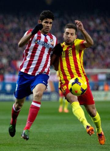 Diego Costa lucha con Jordi Alba.