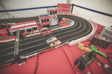 La oferta deportiva se complementa con una amplia zona de village en todas las zonas del festival, con actividades tan variadas como el Scalextric del Espacio Nissan o la posibilidad de cortarse el pelo -o recortarse la barba- en Shave the Sailor. 