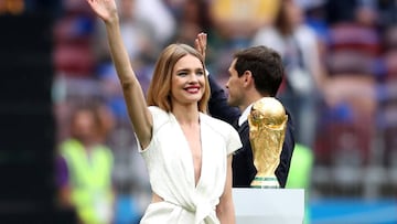 Natalia Vodianova con la Copa del Mundo.