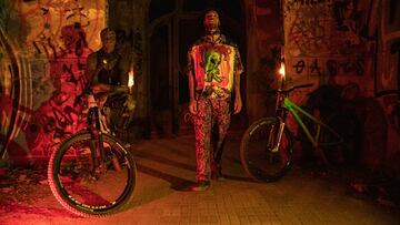 Tomas Lemoine entre dos bicis de MTB y un alienígena.