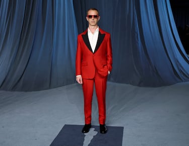 Jeremy Strong posa en la alfombra roja de la Academy Museum Gala de Hollywood.