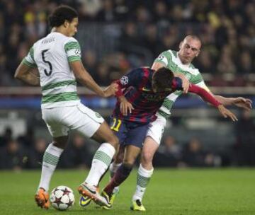 El delantero brasileño del FC Barcelona, Neymar da Silva (c) y los jugadores del Celtic, Scott Brown (d) y el holandés Virgil van Dijk luchan por el balón durante el partido correspondiente al sexto encuentro del Grupo H, de Champions League, que disputan hoy en el estadio Camp Nou.