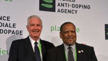 Craig Reedie, nuevo presidente de la AMA, y su vicepresidente Makhenkesi Stofile.