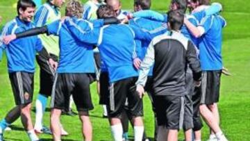 <b>BUEN ÁNIMO. </b>Los defensas celebran su triunfo ante los puntas en el partidillo de ayer.