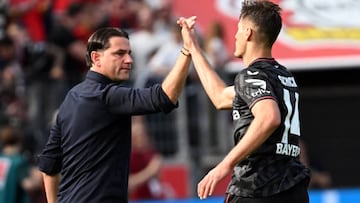 Seoane and Patrik Schick celebran un gol.