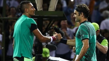 El tenista australiano Nick Kyrgios saluda a Roger Federer tras su partido en el Miami Open de 2017.