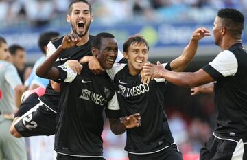 Fabrice Olinga es felicitado por Isco por su gol al Celta en Vigo en agosto de 2012.