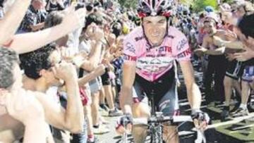 <b>BAÑO DE GLORIA. </b>Miles de tifosi formaron un pasillo triunfal para Ivan Basso en el Mortirolo.