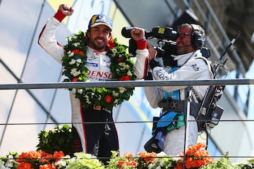 Fernando Alonso celebra la victoria en las 24 Horas de Le Mans.