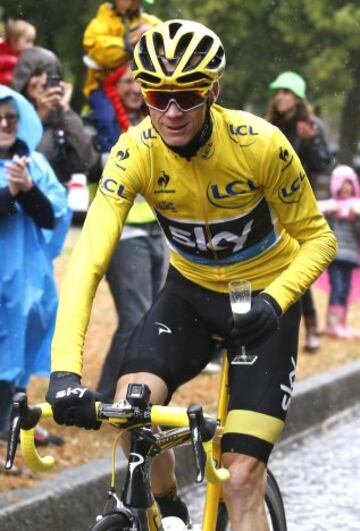 Chris Froome con una copa de champán celebrando su victoria en el Tour de Francia 2015.