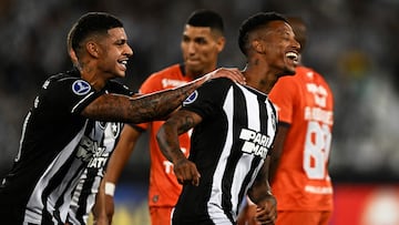 Botafogo's midfielder Tche Tche (R) celebrates after scoring a goal from the penalty spot during the Copa Sudamericana group stage first leg football match between Botafogo and Universidad Cesar Vallejo at the Nilton Santos stadium in Rio de Janeiro, Brazil, on April 20, 2023. (Photo by MAURO PIMENTEL / AFP)