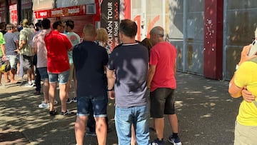 28-07-25. AFICIONADOS DEL SPORTING HACEN COLA PARA RETIRAR SU ABONO PARA LA TEMPORADA EN EL MOLINÓN.