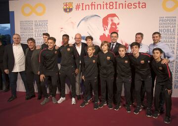 Josep Maria Bartomeu, Carles Folguera (director de La Masía) y niños de La Masía. 