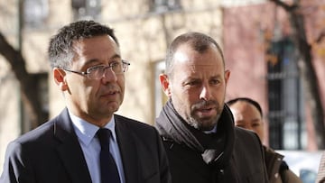 Josep Mar&iacute;a Bartomeu and Sandro Rosell facing the music