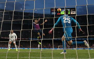 Arturo Vidal anota el 5-1 de cabeza en el partido del Clásico