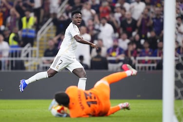 Parada de Joan García ante la mirada del delantero brasileño del Real Madrid, Vinicius Júnior.