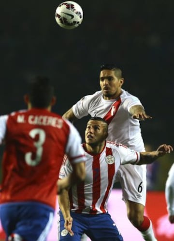 CA24. CONCEPCIÓN (CHILE), 03/07/2015.- El delantero paraguayo Raúl Marcelo Bobadilla (i) y el centrocampista peruano Juan Manuel Vargas durante el partido Perú-Paraguay, por el tercer y cuarto puesto de la Copa América de Chile 2015, en el Estadio Municipal Alcaldesa Ester Roa Rebolledo de Concepción, Chile, hoy 3 de julio de 2015. EFE/Osvaldo Villarroel