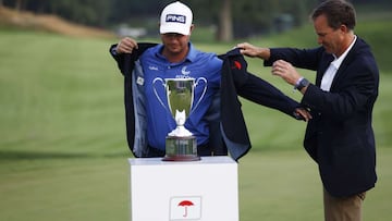 Harris English recibe la chaqueta y el trofeo de campe&oacute;n del Travelers Championship tras superar en el desempate a Kramer Hickoken el TPC River Highlands de Cromwell, Connecticut.