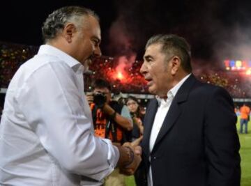 El saludo de los técnico previo al inicio del encuentro