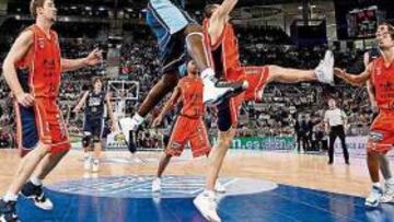 <b>VUELO. </b>Florent Pietrus intenta capturar un balón lejano.