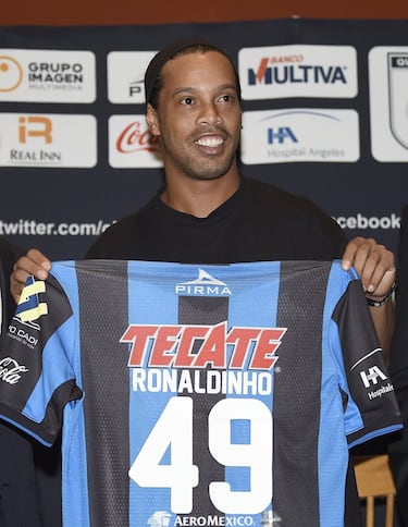 Al astro brasileño se le ve 'raro' con cualquier dorsal que no sea el diez. En el club mexicano, Querétaro Fútbol Club, llevó el 49.