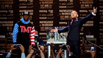 LOS ANGELES, CA - JULY 11: Floyd Mayweather Jr. and Conor McGregor faceoff on stage during the Floyd Mayweather Jr. v Conor McGregor World Press Tour at Staples Center on July 11, 2017 in Los Angeles, California. (Photo by Harry How/Getty Images)
PUBLICADA 13/07/17 NA MA25 3COL