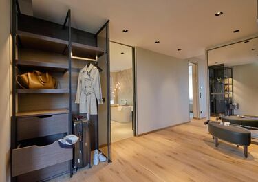 Lujosas habitaciones y suites en el edificio principal y el anexo. Todas las habitaciones se caracterizan por líneas claras, un ambiente confortable con un diseño moderno.
 