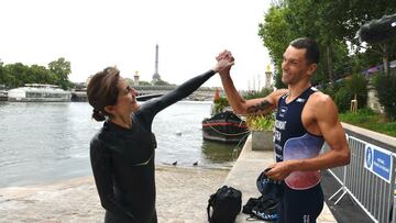 The French sports minister, Amélie Oudéa-Castéra, swam for several minutes in the Parisian river to prove that the water was suitable for competition.