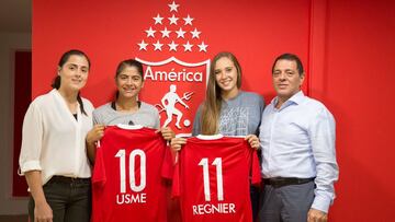 La jugadora colombiana Nicole Regnier posa con la camiseta del América de Cali.