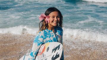 Sky Brown con su tabla de surf en Bali, Indonesia.