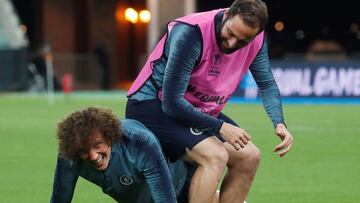 Gonzalo Higuain con David Luiz.