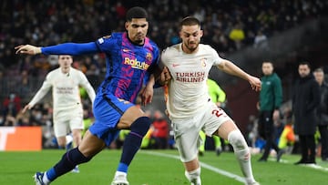 Ronald Araujo y Berkan Kutlu.