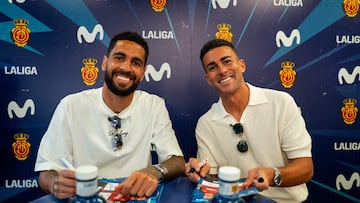 Los centrocampistas del RCD Mallorca, Omar Mascarell y Dani Rodríguez, en un acto publicitario.