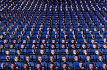 Una grada del King Power Stadium repleto de caretas con el rostro de Jaime Vardy para protestar por la sanci¨®n de 3 partidos al delantero ingl¨¦s.