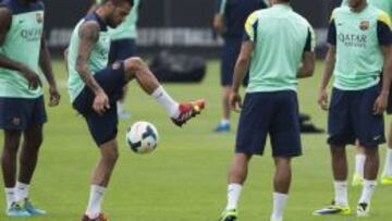 El entrenamiento del Barça ayer en sant Joan Despí se desarrolló en un ambiente absolutamente relajado y con muchas bromas entre los jugadores.