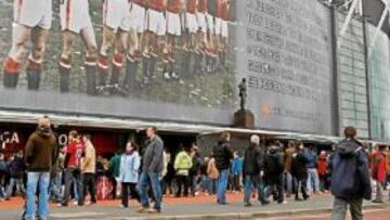 <b>50 AÑOS DESPUÉS. </b>Arriba, el mural recordatorio que preside Old Trafford desde hace unos días.