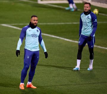 Entrenamiento Depay con el Atlético.