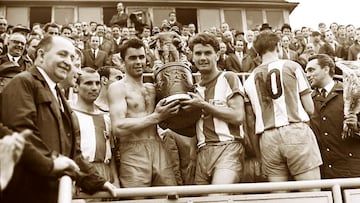 En la foto, los jugadores del Union Berlin posan como campeones de la Copa de fútbol de la RDA en 1968. 