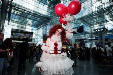 Un asistente disfrazado de Pennywise posa durante la Comic Con de Nueva York en el Centro de Convenciones Jacob K. Javits.