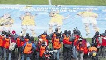 <b>CONTRA EL RACISMO. </b>El partido también sirvió para apoyar la lucha contra el racismo. Los jugadores posaron ante una gran pancarta.