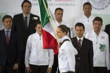 El presidente de México realizó el abanderamiento de los atletas mexicanos que participaran en los Juegos Olímpicos de Rio 2016. La atleta Daniela Campuzano fue la encargada de recibir el lábaro patrio