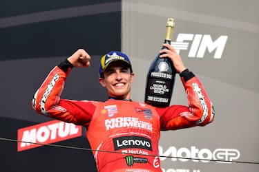 Celebración del piloto español de Ducati Lenovo, Marc Márquez, tras proclamarse campeón de MotoGP en el Gran Premio de Japón.