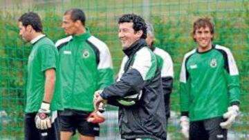 Mandía observa a sus jugadores durante un entrenamiento.