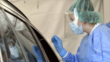 A health worker takes a swab sample from a client testing for the novel coronavirus COVID-19 at a drive-in testing site of the Helsinki University Hospital in Helsinki, Finland on July 31, 2020. - Finland has now 7 432 confirmed cases with the corona virus, with 329 casualties. (Photo by Markku Ulander / Lehtikuva / AFP) / Finland OUT