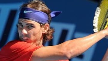 <b>ADAPTÁNDOSE. </b>El número uno, Rafa Nadal, ya está en faena en las pistas azules de Melbourne Park.