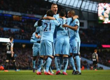 Los jugadores del City festejan el primer gol del partido.